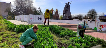 В Нижнекундрюченском поселении специалисты культуры приняли участие в субботниках